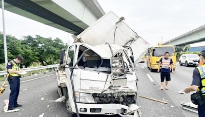 快訊/國1北向桃園段貨車衝護欄撞爛 駕駛噴飛路中央…神奇擦傷躲死劫