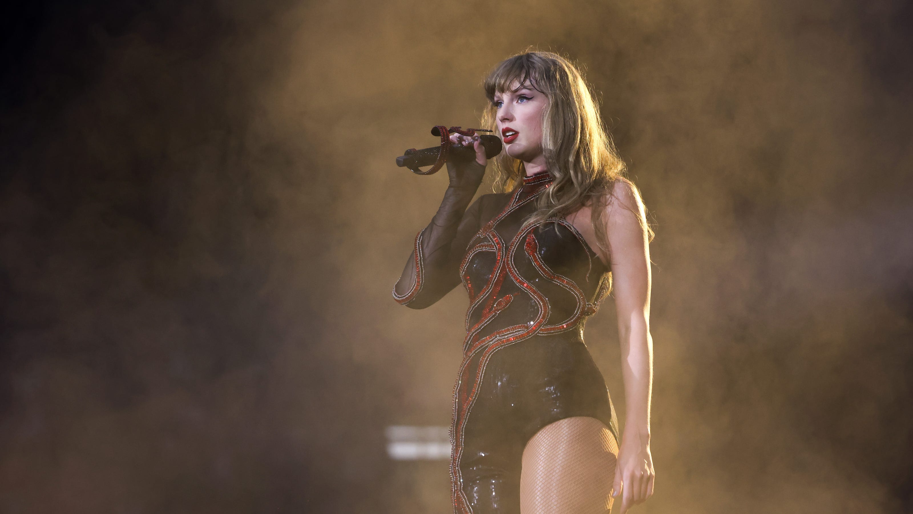 Taylor Swift calls for help for fans as heat beats down in Switzerland