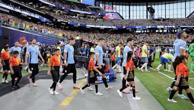 Por qué los jugadores de fútbol salen a la cancha con niños: esta es la verdadera historia