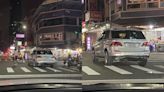 高雄日常？自強夜市「賓士爽佔斑馬線」離譜違停！市民嘆：見怪不怪