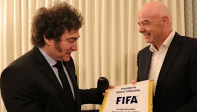 Javier Milei habló y se sacó fotos junto a Gianni Infantino, presidente de FIFA