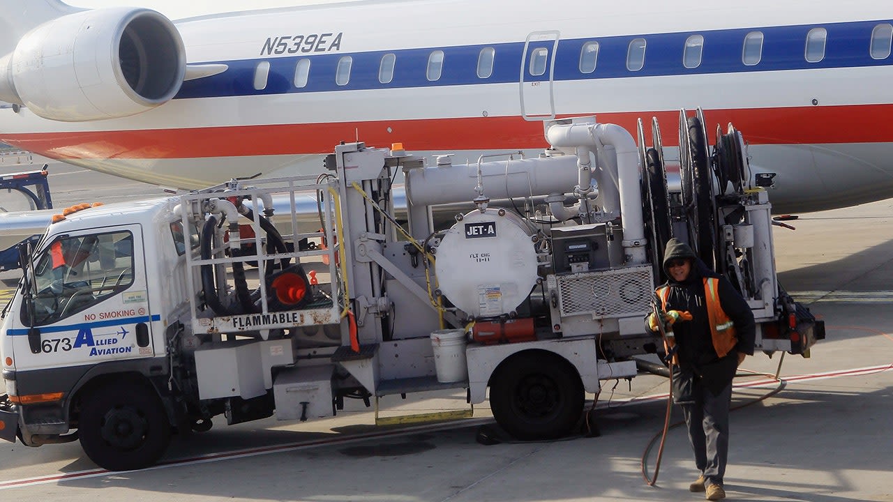 New York airport workers who refuel planes have planned Memorial Day weekend walkout