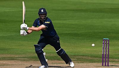 Booth, Rhodes lay groundwork as Warwickshire squeeze home by one wicket