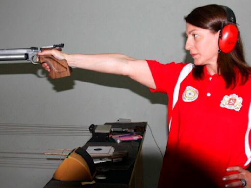 老父遺願、兒子情勒！55歲射擊女將破紀錄 連戰10屆奧運