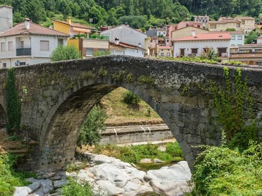 El pueblo con un castillo espectacular, un Palacio Real y piscinas naturales a menos de dos horas de Madrid