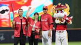 張睿家穿「大谷翔平背號」開球！家藏3顆簽名球 球星排開全大咖│TVBS新聞網