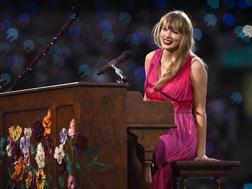 Taylor Swift interpretó una canción de su álbum debut despues de 16 años sin cantarla en vivo