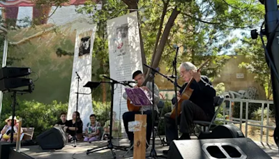 La plaza Pablo Neruda de Barcelona estrena el mural "Vaixell dels Pobles Migrats"