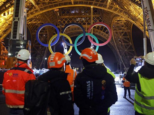 Paris workers remove Olympic rings from Eiffel Tower