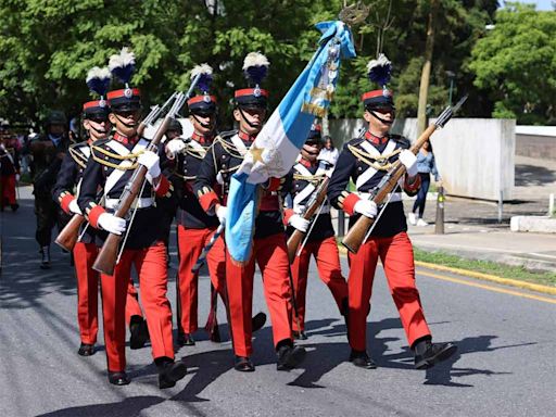 Guatemala celebra gesta revolucionaria y Día del Ejército con desfile - Noticias Prensa Latina