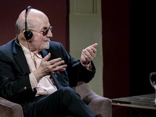 Salman Rushdie, tras la muerte de Raisi: "Lo único que sé de Irán es que intentaron matarme"
