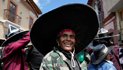 Pueblos indígenas danzan por horas para despertar a la tierra y en honor al Sol en Ecuador