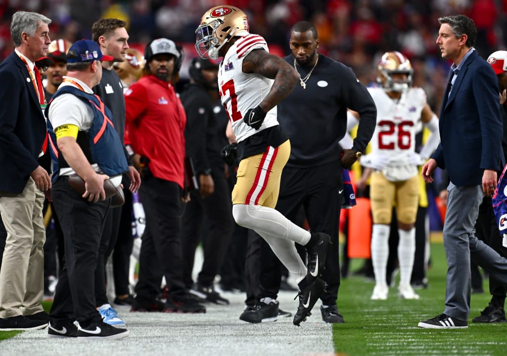 49ers’ Dre Greenlaw ‘feeling really good’ and it shows as he walks off with Dwight Clark Award