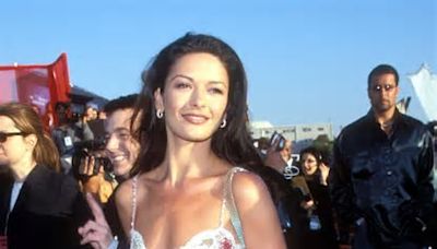 Carys Douglas ‘ruba’ l’abito di mamma Catherine Zeta-Jones