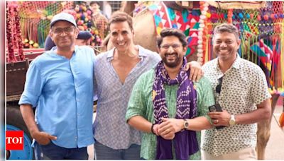 Akshay Kumar and Arshad Warsi celebrate 'Jolly LLB 3' wrap-on-set with the team | Hindi Movie News - Times of India