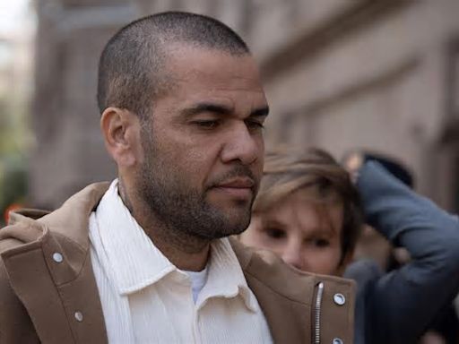 El público dicta sentencia contra Dani Alves a su llegada a los juzgados