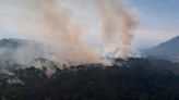 Arriba helicóptero a combatir incendio forestal en Uruapan, Michoacán