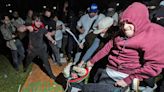 Noche de violencia en la UCLA de Los Ángeles: piñas, patadas e intervención policial en una manifestación propalestina