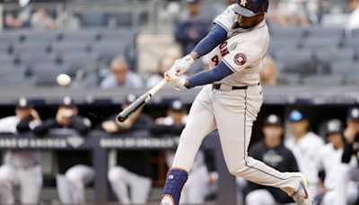 El cubano Yordan Álvarez conecta un jonron en un triunfo de los Astros sobre los Yankees