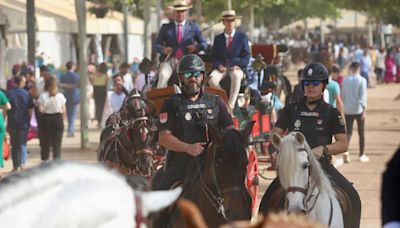 La Policía Local interviene un arma blanca y actúa por un incidente en un autobús de Feria