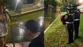 La surrealista escena de mariachis bajo la lluvia en una petición de matrimonio en plena inundación