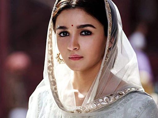 Alia Bhatt's performance on 'Ghar More Pardesiya' from 'Kalank' gets a special mention by The Academy