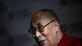 Dalai Lama foi "rotulado injustamente" por causa de vídeo com criança, diz governo tibetano exilado