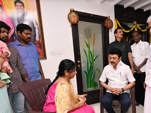 Stalin visits Armstrong’s family, assures thorough probe to bring murderers to justice | Chennai News - Times of India