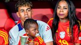 La emoción de la madre de Lamine Yamal al vivir el triunfo del futbolista desde la grada junto a su bebé de 2 años