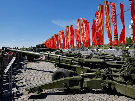 Los rusos acuden en masa a exhibición de tanques occidentales capturados en Ucrania