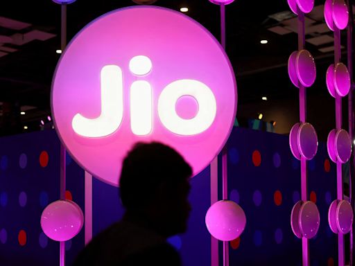 Reliance Jio rejig: Tariff hike leaves only 1 prepaid plan with free Disney+ Hotstar – Details inside