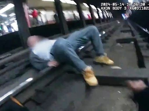 Rescate milagroso de pasajero que cayó a los rieles del Metro de Nueva York: dramático video de policías héroes - El Diario NY