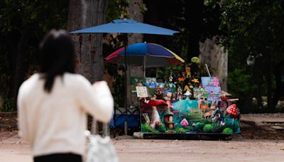 Cómo San Diego pasó del 'libre para todos' de los vendedores ambulantes a la represión por hacer yoga en la playa