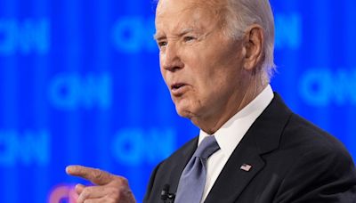 Biden pede a doadores que fiquem com ele após debate desastroso