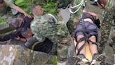 Con las camisas de sus uniformes, soldados rescataron a un ciclista que cayó a un profundo abismo