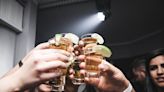 “Bebedores recurrentes”: adolescentes chilenos beben el doble que jóvenes de Colombia y Venezuela - La Tercera