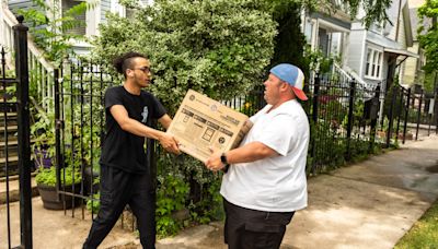 Logan Square residents gifted air conditioning amid Chicago’s heat wave. ‘This heat is ridiculous’