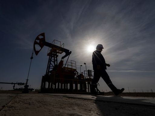 Oil rises on US crude inventory draw, Mideast tensions