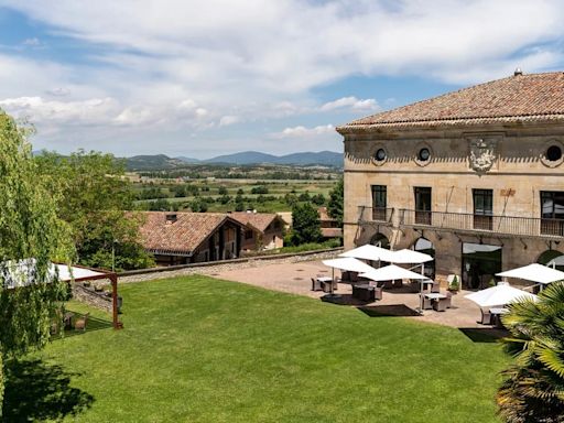 El bonito Parador situado en un palacio renacentista del siglo XVIII donde disfrutar de una rica gastronomía en mitad de la naturaleza