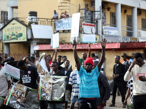 Anger meets tear gas as Nigeria hardship protests fizzle out