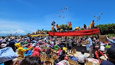 琉球迎王祭王船進水 灑3千斤平安糖祈福