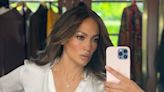 Aprende usar looks en blanco total durante el invierno con los tips de Jennifer Lopez