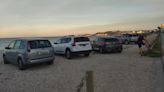 Los coches esquivan la barrera del Primer Muntanyar de Xàbia y se meten en la playa del Benissero