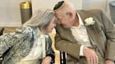 Centenários se casam em casa de repouso onde se conheceram