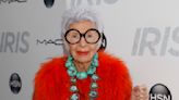 Fallece Iris Apfel, experta textil y celebridad de la moda conocida por su estilo excéntrico