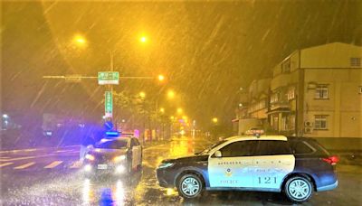 湖子內居民受困颱風侵襲 八掌警風雨中協助救災紓困 | 蕃新聞