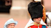 那幅菲臘親王身穿軍服把英女王逗笑的經典照片，背後的真正故事是這樣的！