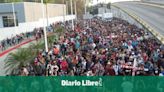 Migrantes clavarán una cruz en la frontera de México con Texas durante un viacrucis