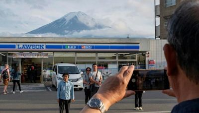 小鎮受夠遊客沒規矩 富士山人氣打卡點架網遮景