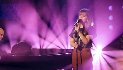 Kelly Clarkson Covers Chaka Khan's 1983 Hit ‘Ain't Nobody'